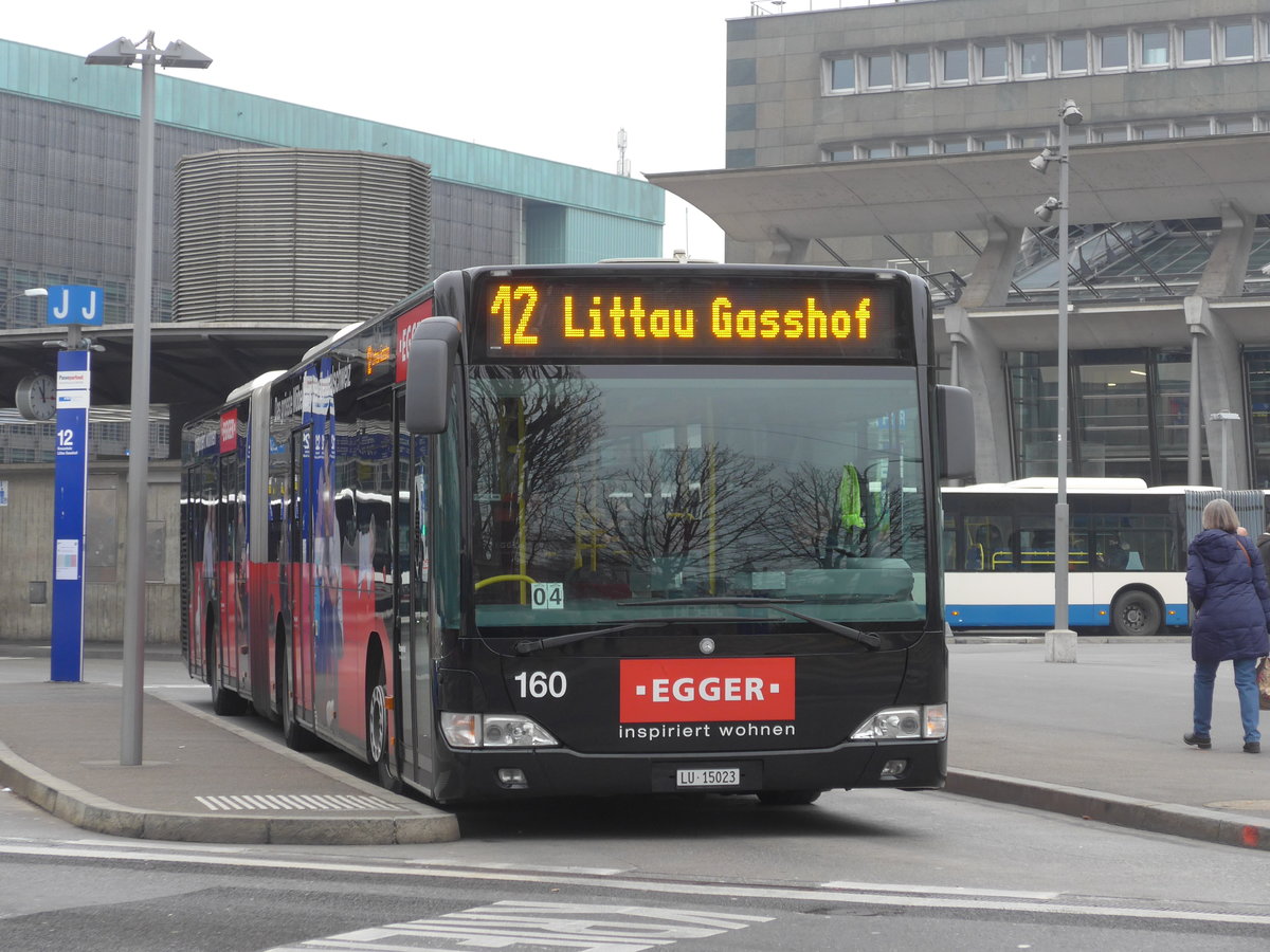 (177'461) - VBL Luzern - Nr. 160/LU 15'023 - Mercedes am 30. Dezember 2016 beim Bahnhof Luzern