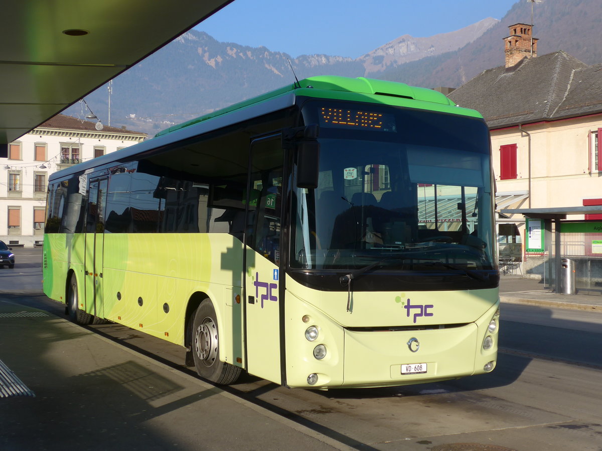 (177'540) - TPC Aigle - VD 608 - Irisbus am 1. Januar 2017 beim Bahnhof Aigle