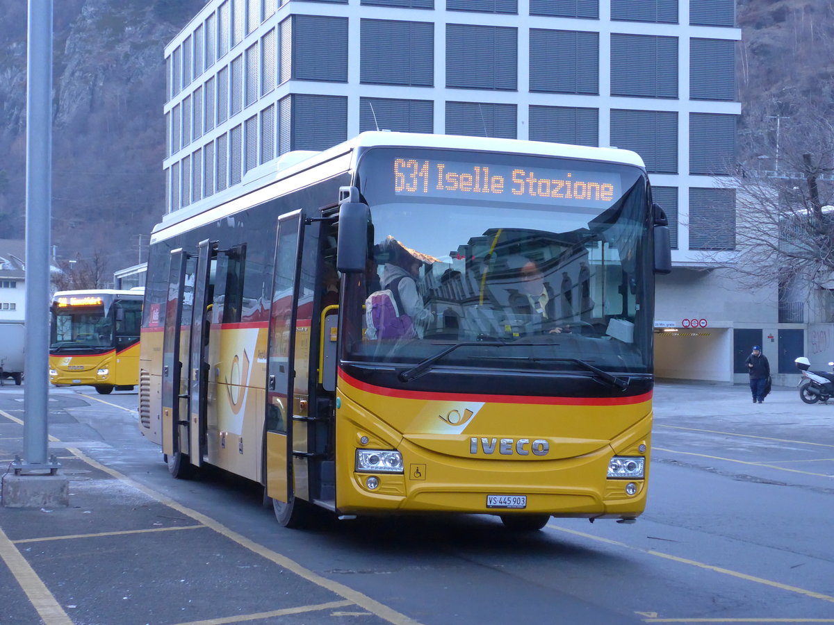 (177'548) - PostAuto Wallis - VS 445'903 - Iveco am 1. Januar 2017 beim Bahnhof Brig