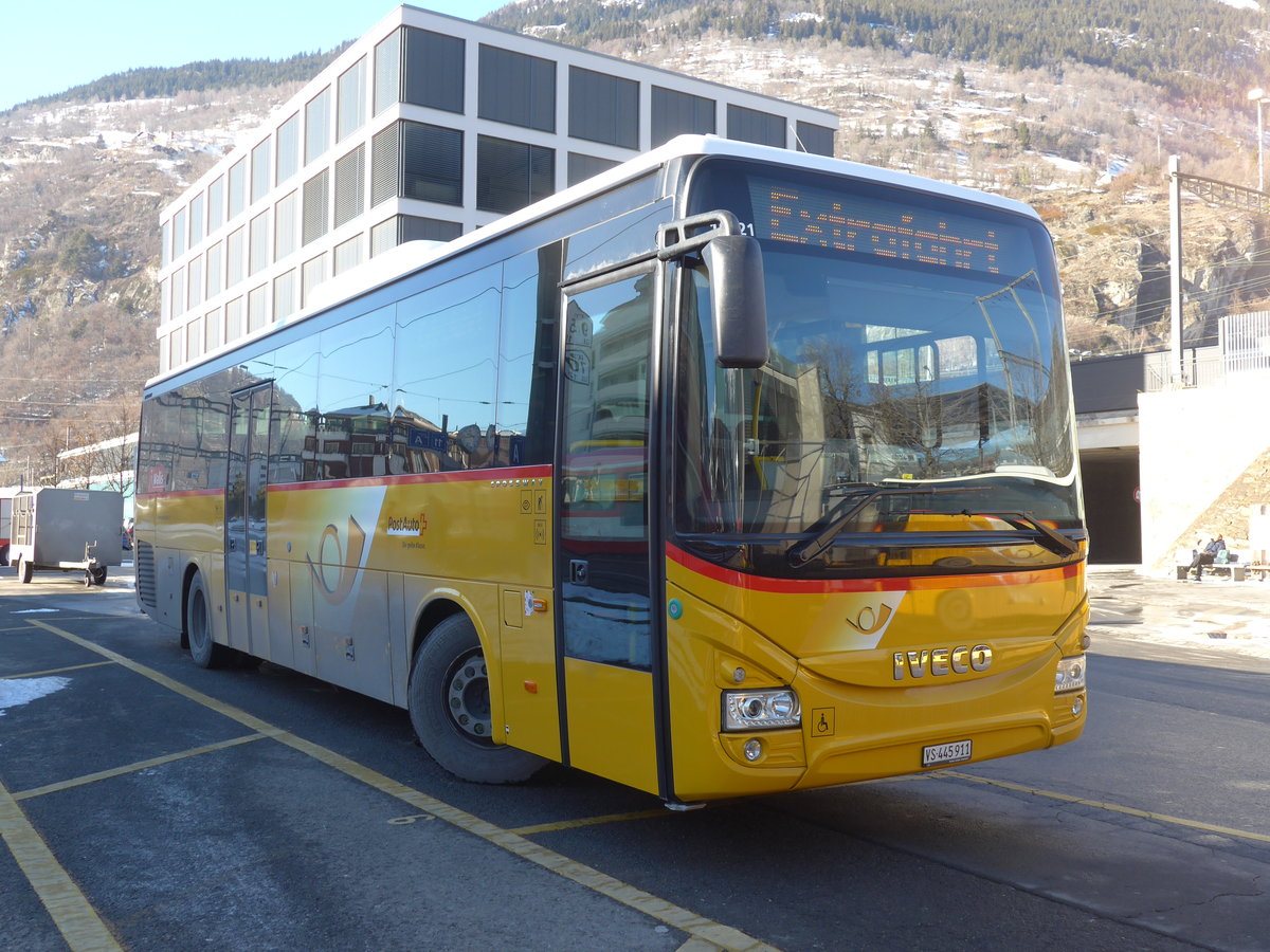 (178'134) - PostAuto Wallis - VS 445'911 - Iveco am 21. Januar 2017 beim Bahnhof Brig