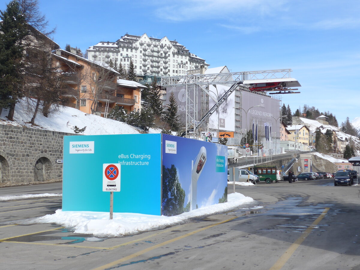 (178'419) - Ladestation fr Elektrobus am 9. Februar 2017 beim Bahnhof St. Moritz