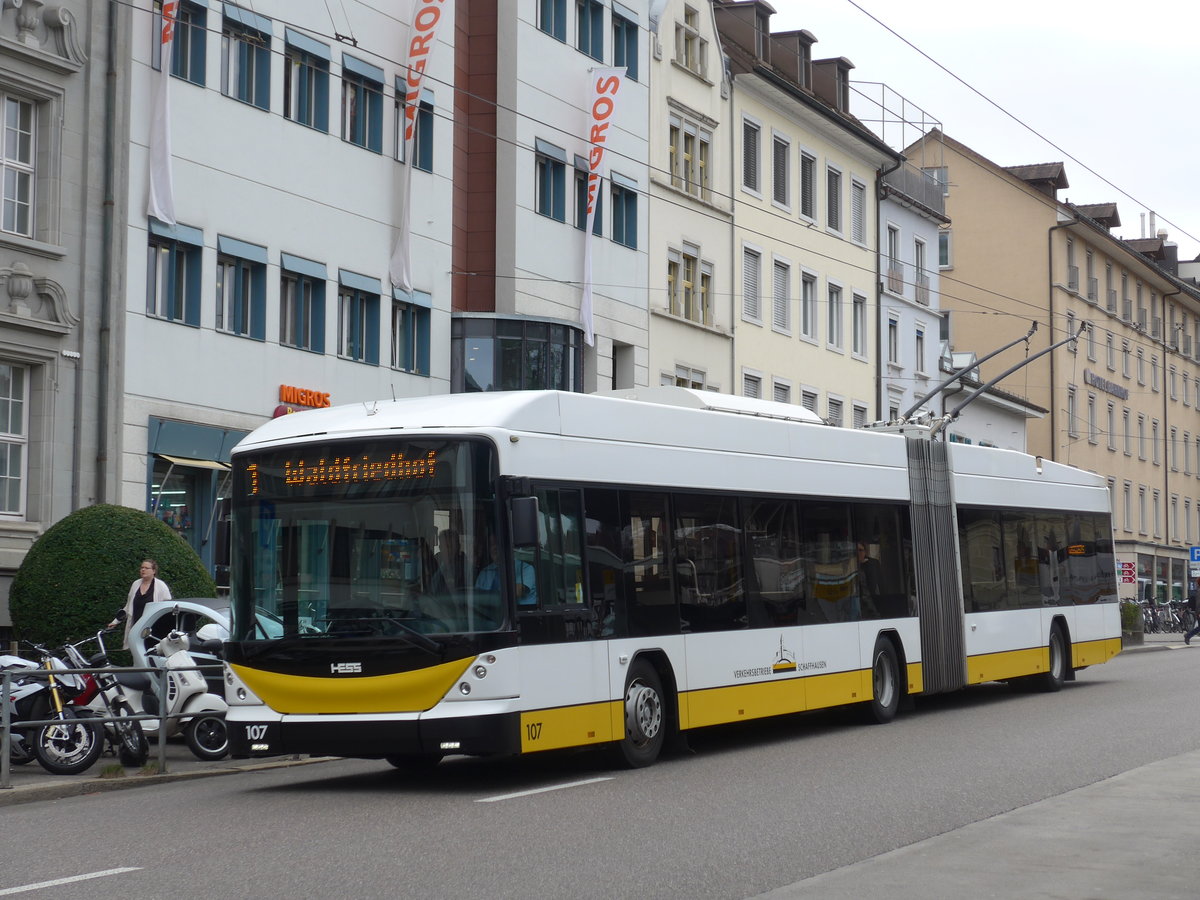 (179'039) - VBSH Schaffhausen - Nr. 107 - Hess/Hess Gelenktrolleybus am 20. Mrz 2017 beim Bahnhof Schaffhausen