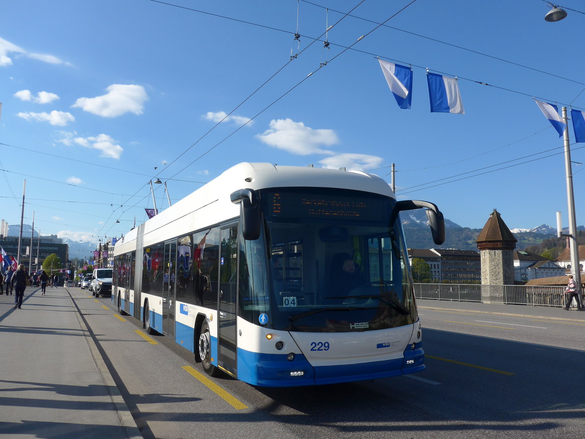 (179'395) - VBL Luzern - Nr. 229 - Hess/Hess Gelenktrolleybus am 10. April 2017 in Luzern, Bahnhofbrcke