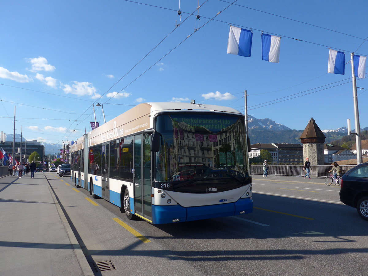 (179'414) - VBL Luzern - Nr. 216 - Hess/Hess Gelenktrolleybus am 10. April 2017 in Luzern, Bahnhofbrcke