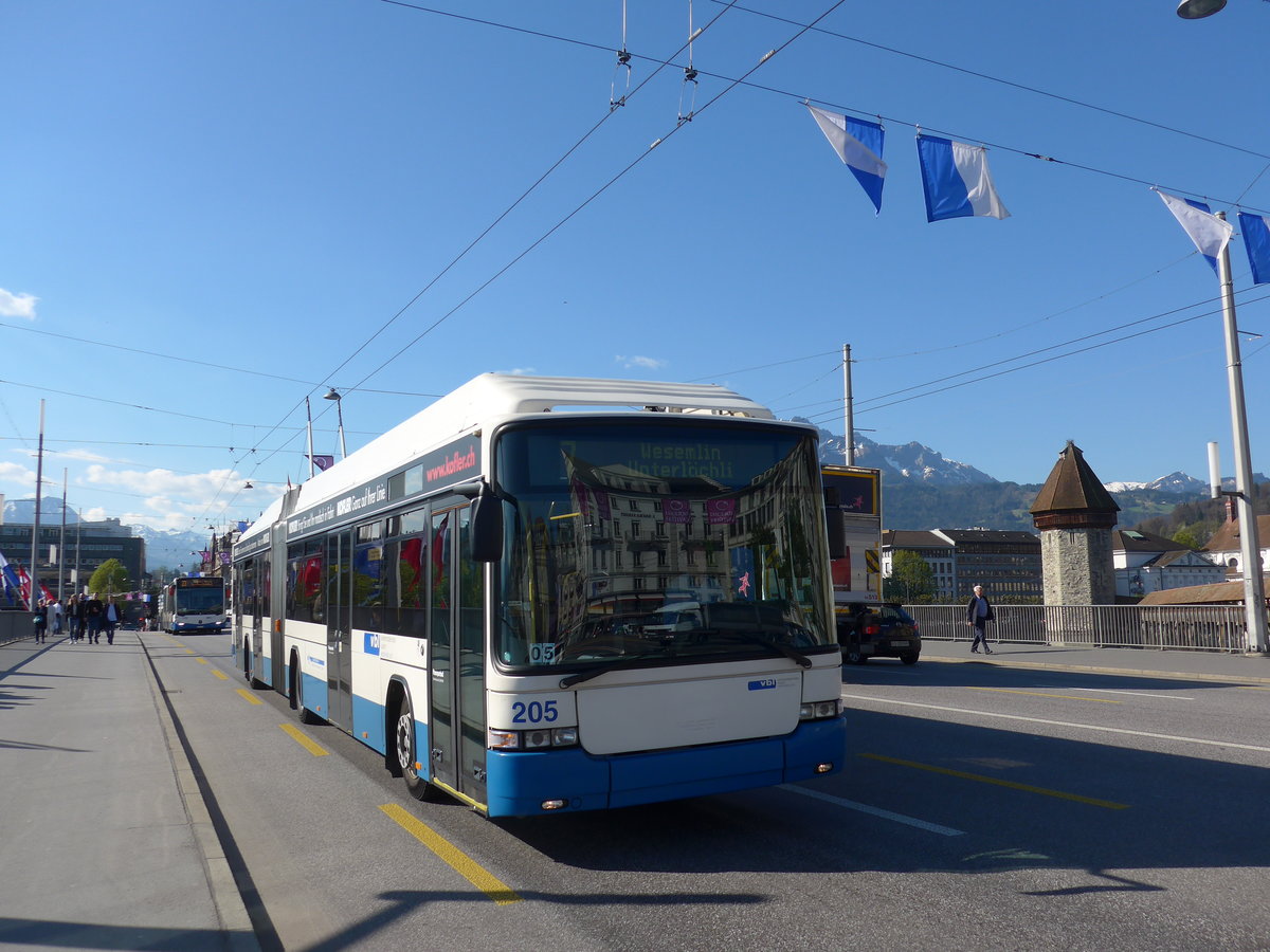 (179'423) - VBL Luzern - Nr. 205 - Hess/Hess Gelenktrolleybus am 10. April 2017 in Luzern, Bahnhofbrcke