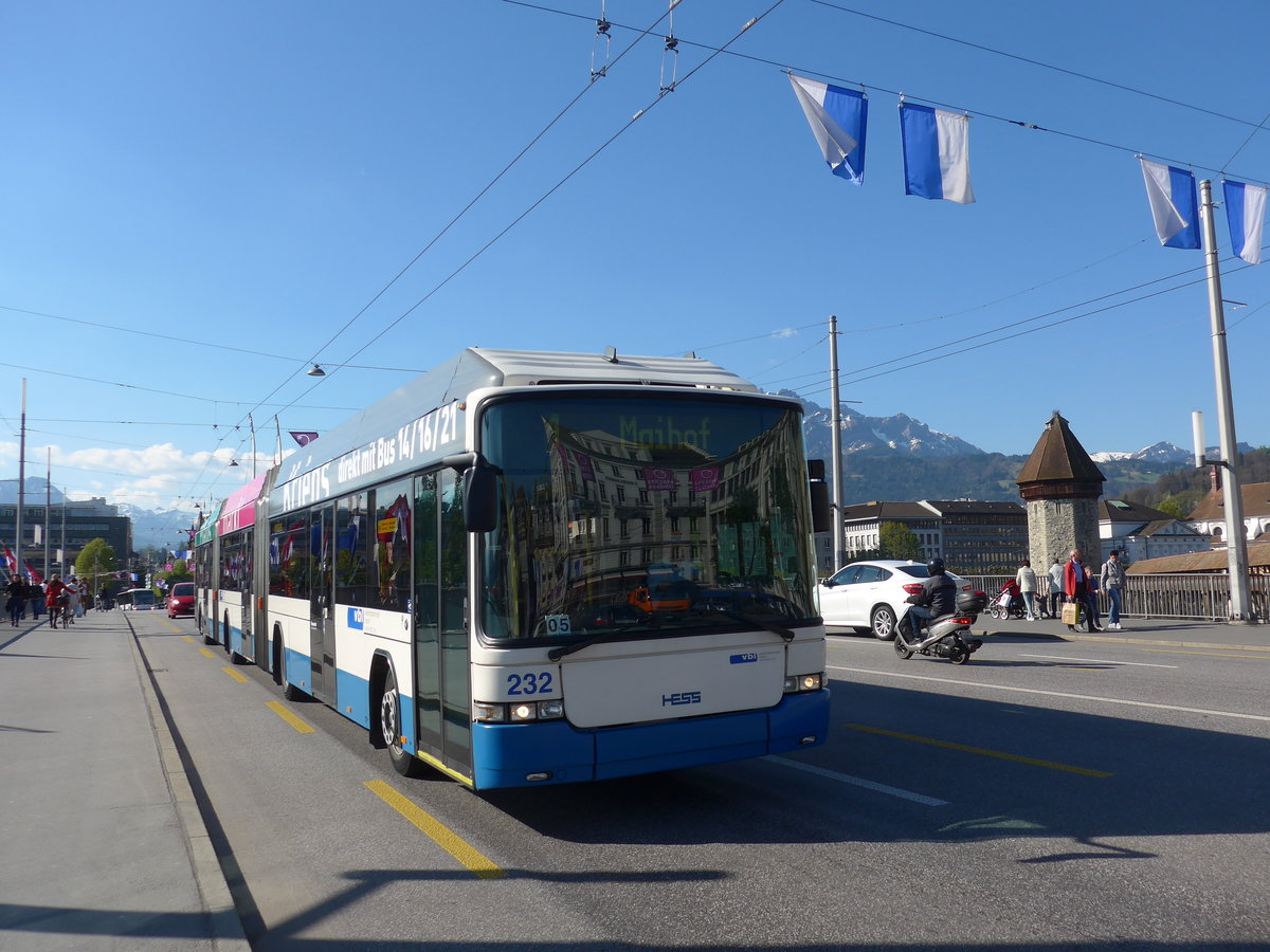 (179'425) - VBL Luzern - Nr. 232 - Hess/Hess Doppelgelenktrolleybus am 10. April 2017 in Luzern, Bahnhofbrcke