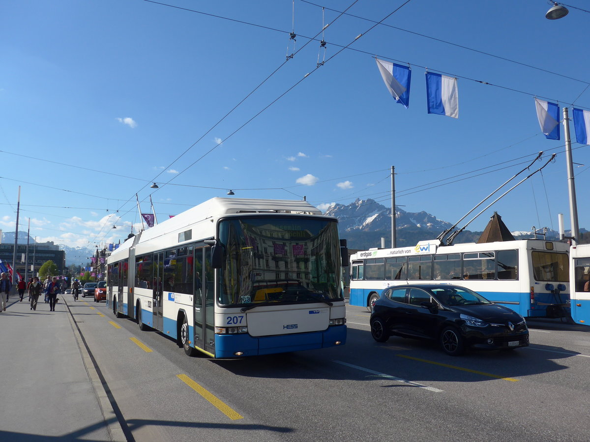 (179'445) - VBL Luzern - Nr. 207 - Hess/Hess Gelenktrolleybus am 10. April 2017 in Luzern, Bahnhofbrcke