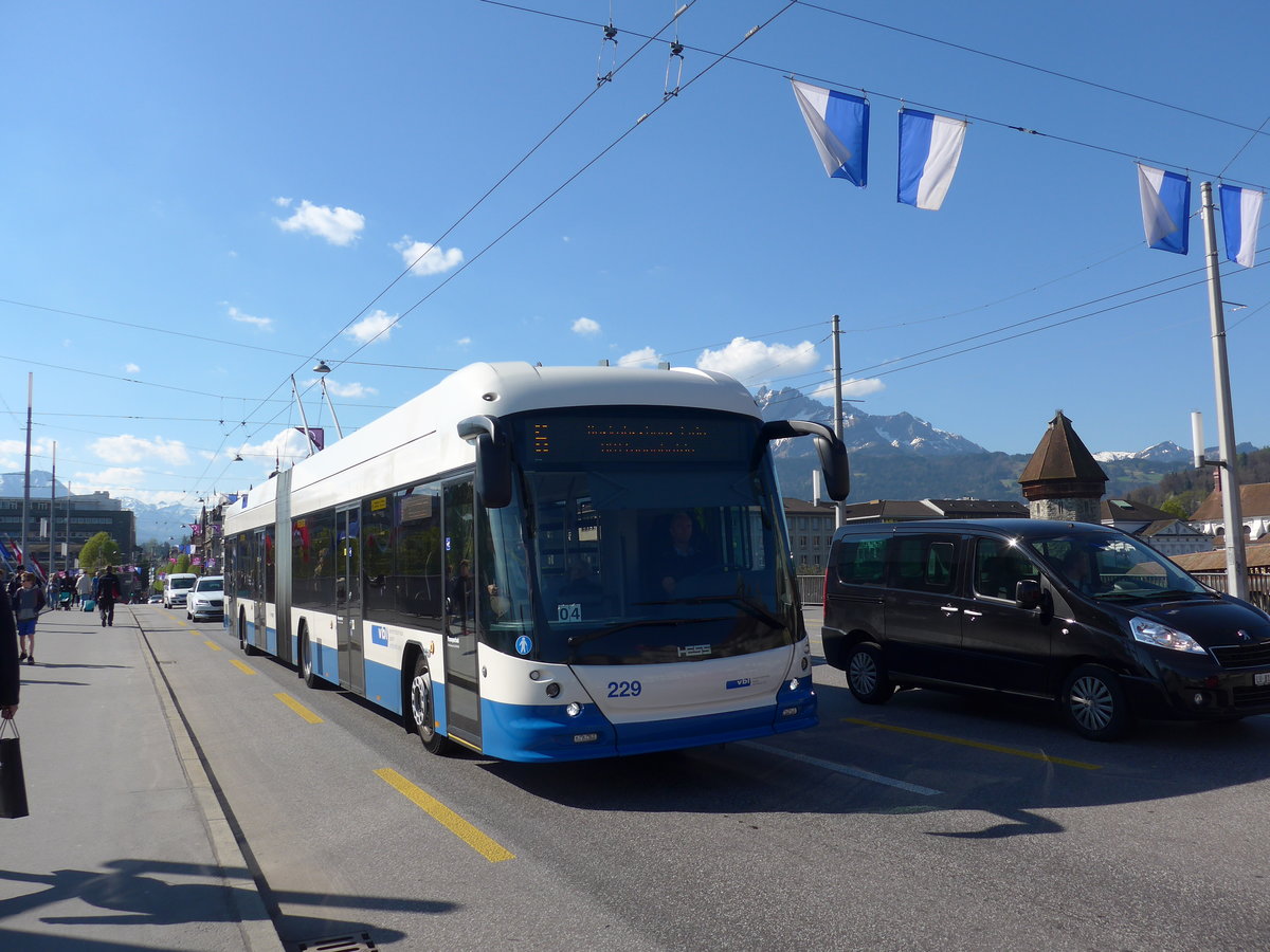 (179'463) - VBL Luzern - Nr. 229 - Hess/Hess Gelenktrolleybus am 10. April 2017 in Luzern, Bahnhofbrcke