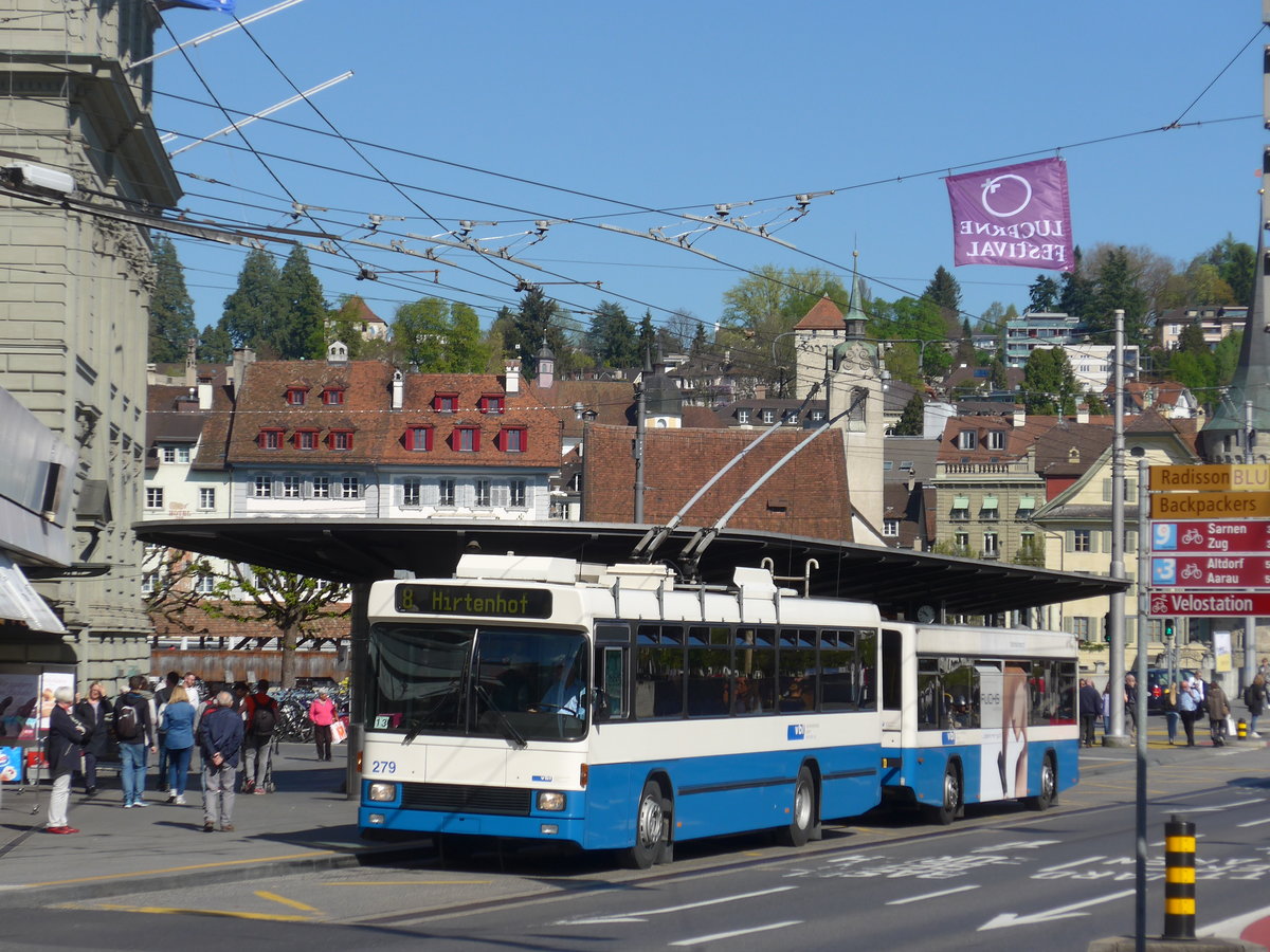(179'469) - VBL Luzern - Nr. 279 - NAW/R&J-Hess Trolleybus am 10. April 2017 beim Bahnhof Luzern