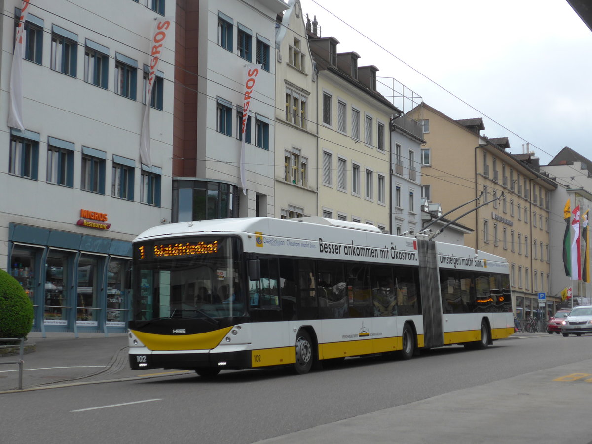 (179'691) - VBSH Schaffhausen - Nr. 102 - Hess/Hess Gelenktrolleybus am 17. April 2017 beim Bahnhof Schaffhausen