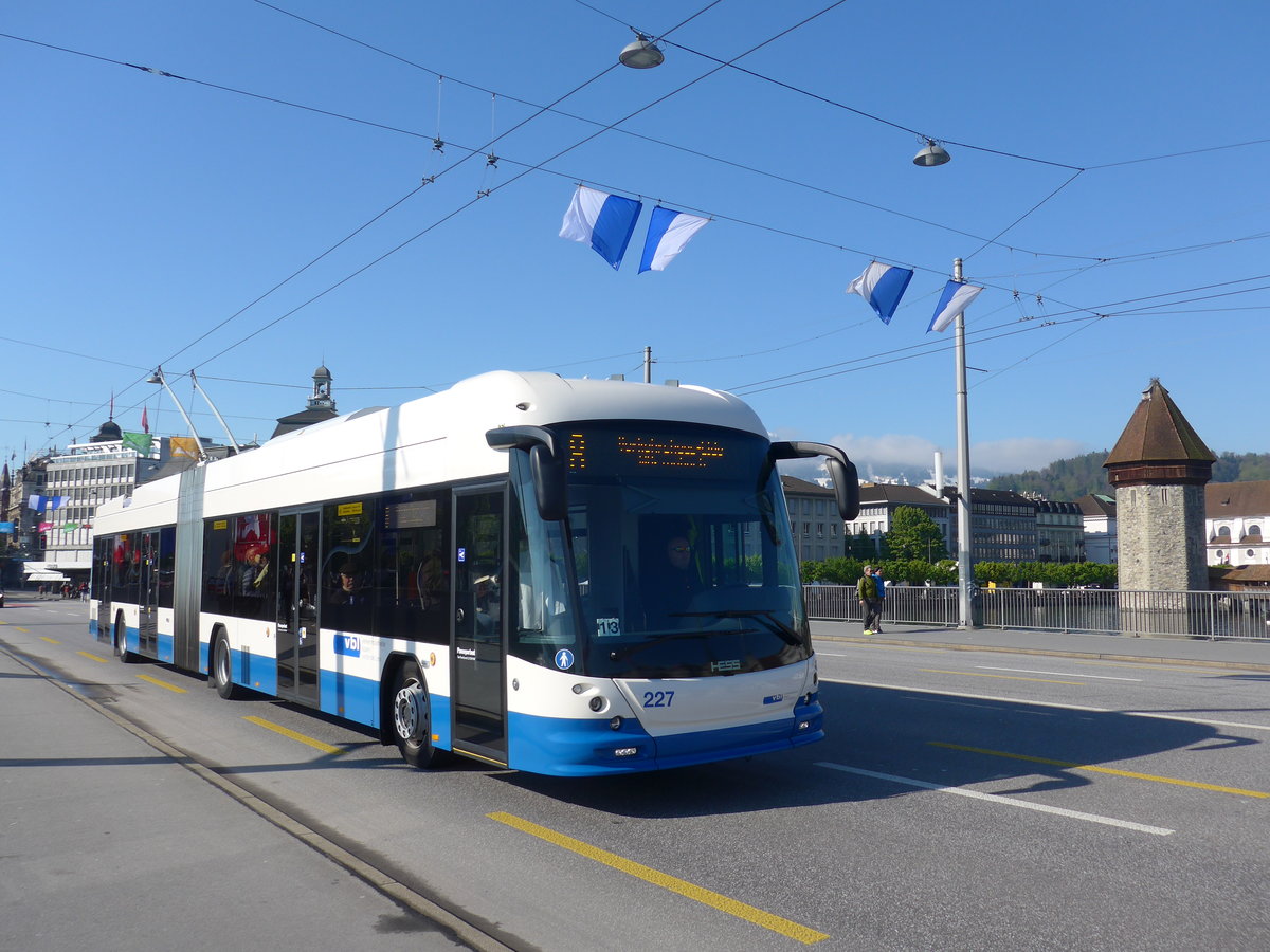 (179'757) - VBL Luzern - Nr. 227 - Hess/Hess Gelenktrolleybus am 29. April 2017 in Luzern, Bahnhofbrcke
