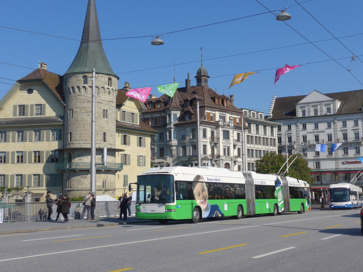 (179'758) - VBL Luzern - Nr. 233 - Hess/Hess Doppelgelenktrolleybus am 29. April 2017 in Luzern, Bahnhofbrcke