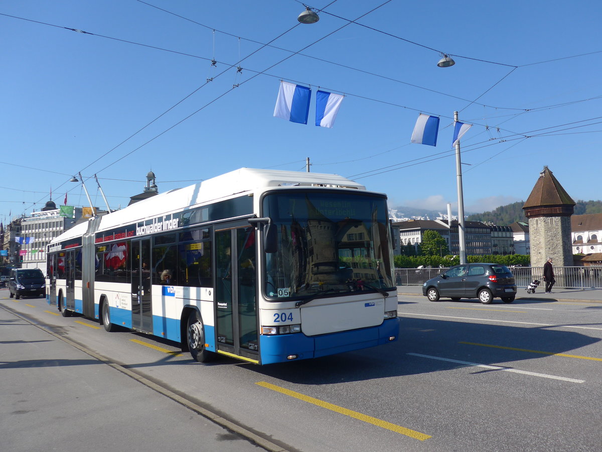 (179'764) - VBL Luzern - Nr. 204 - Hess/Hess Gelenktrolleybus am 29. April 2017 in Luzern, Bahnhofbrcke