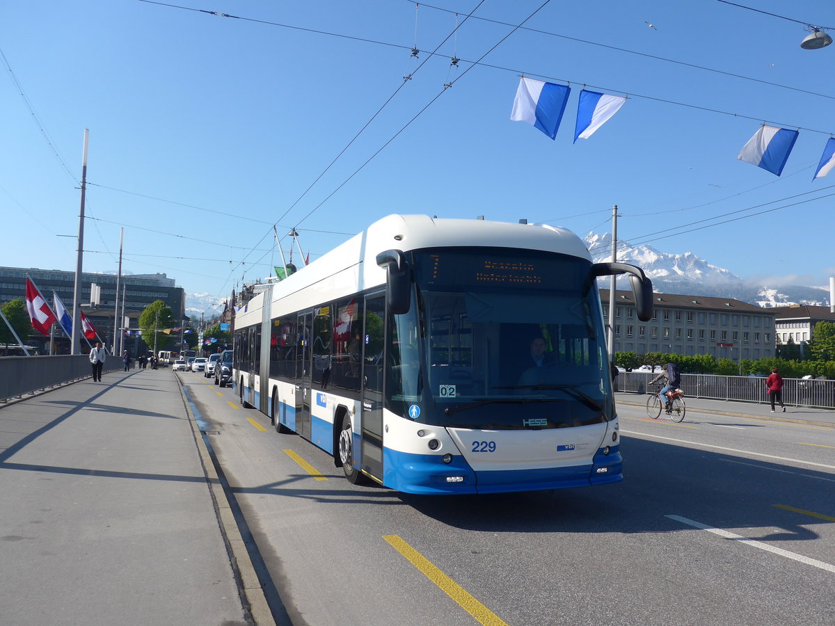 (179'774) - VBL Luzern - Nr. 229 - Hess/Hess Gelenktrolleybus am 29. April 2017 in Luzern, Bahnhofbrcke