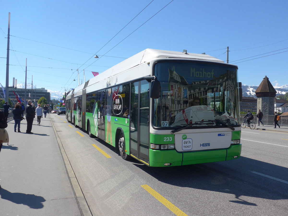 (179'834) - VBL Luzern - Nr. 233 - Hess/Hess Doppelgelenktrolleybus am 29. April 2017 in Luzern, Bahnhofbrcke