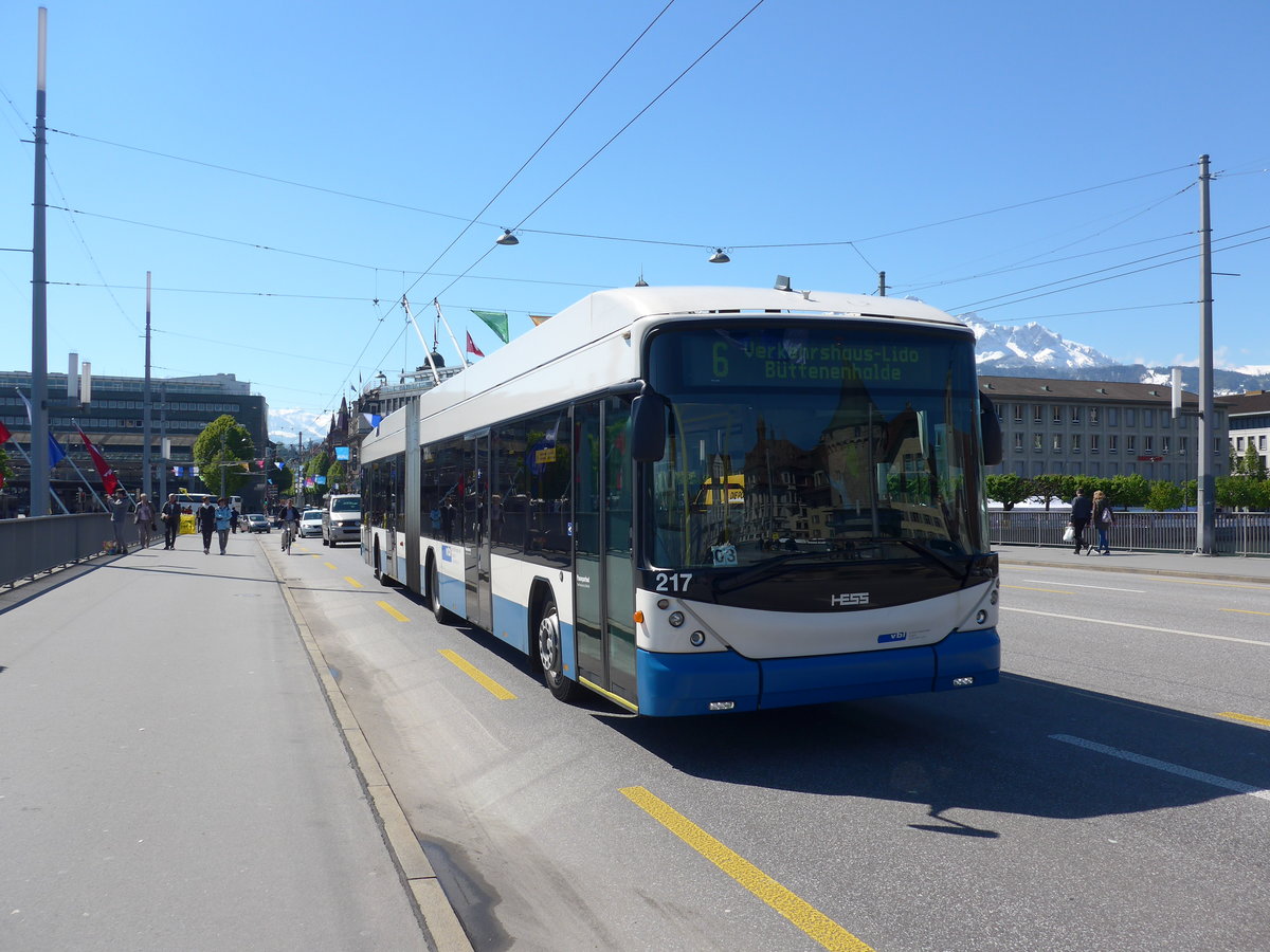 (179'836) - VBL Luzern - Nr. 217 - Hess/Hess Gelenktrolleybus am 29. April 2017 in Luzern, Bahnhofbrcke