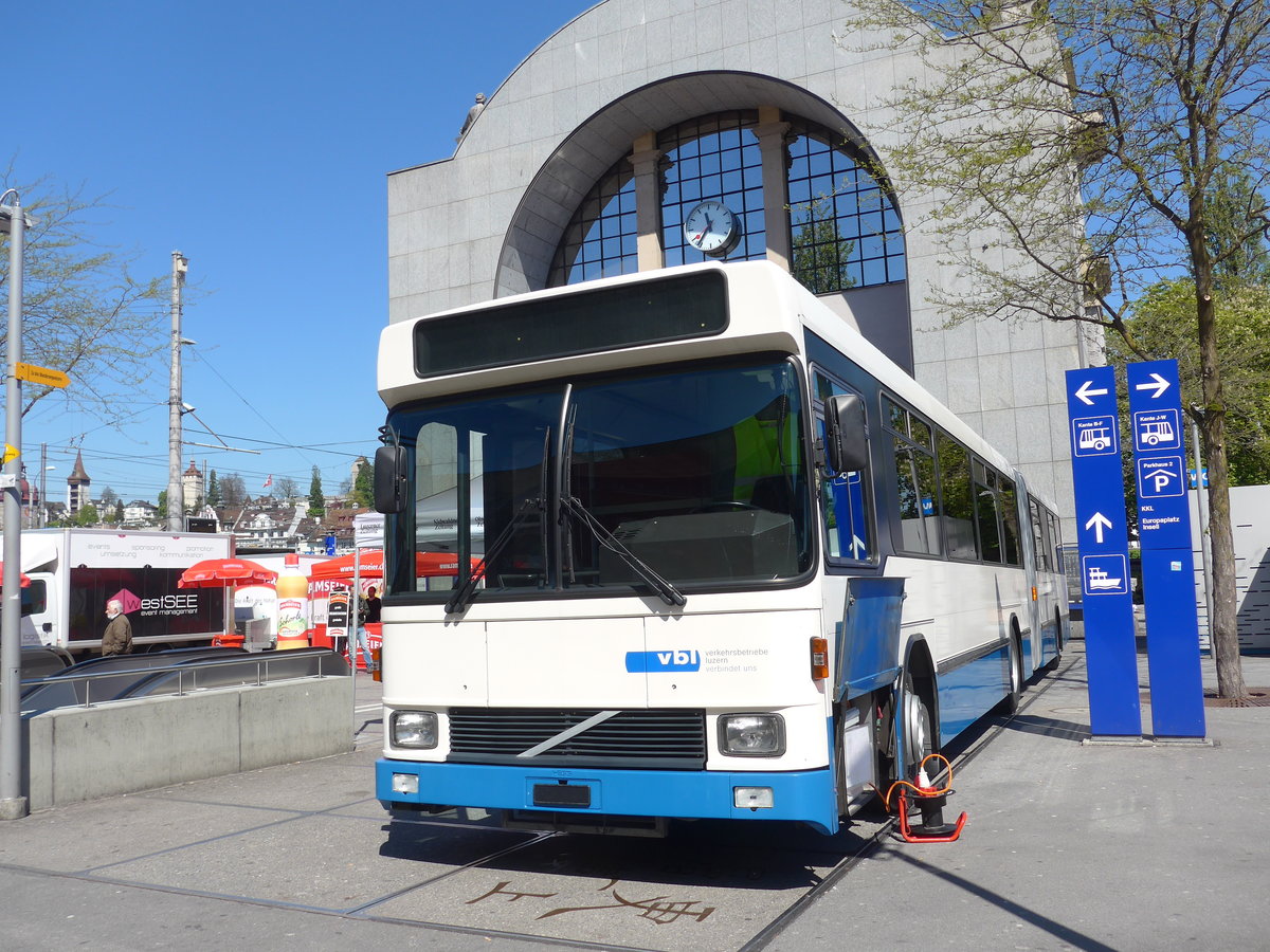 (179'841) - VBL Luzern - Nr. 119 - Volvo/Hess am 29. April 2017 beim Bahnhof Luzern