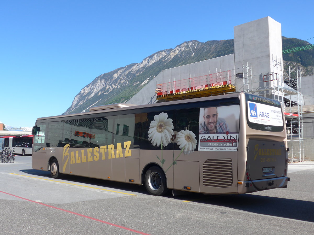 (179'902) - Ballestraz, Grne - VS 22'948 - Irisbus am 29. April 2017 beim Bahnhof Sierre