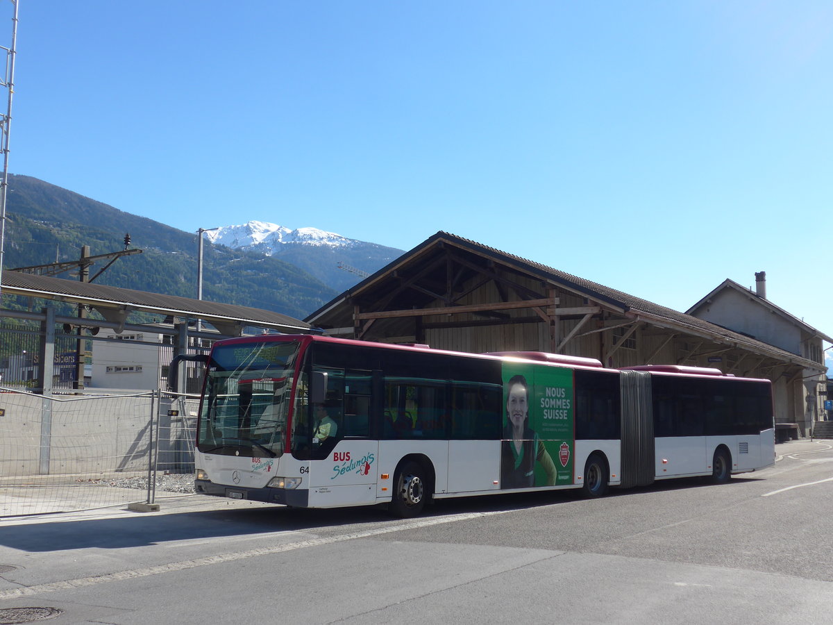 (179'905) - PostAuto Wallis - Nr. 64/VS 12'674 - Mercedes (ex Lathion, Sion Nr. 64) am 29. April 2017 beim Bahnhof Sierre