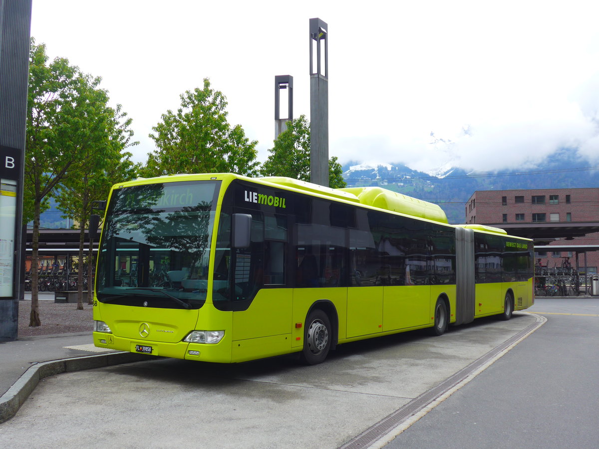 (180'016) - Aus Liechtenstein: LBA Vaduz - Nr. 58/FL 39'858 - Mercedes (ex Matt, Mauren Nr. 50) am 4. Mai 2017 beim Bahnhof Sargans