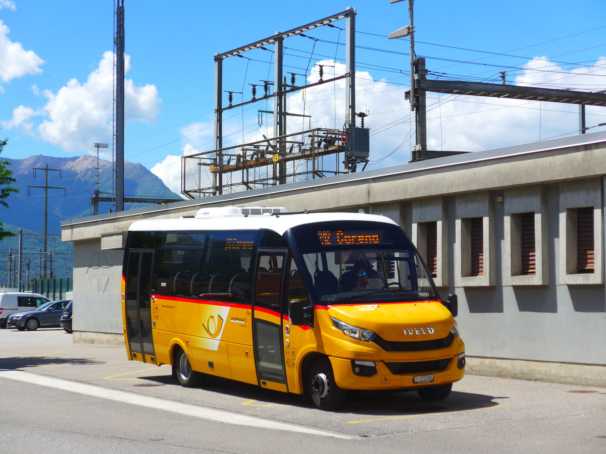 (180'075) - AutoPostale Ticino - TI 272'094 - Iveco/Rosero am 13. mai 2017 beim Bahnhof Giubiasco