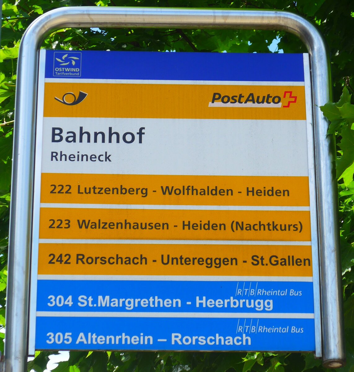 (180'246) - PostAuto/RTB-Haltestellenschild - Rheineck, Bahnhof - am 21. Mai 2017