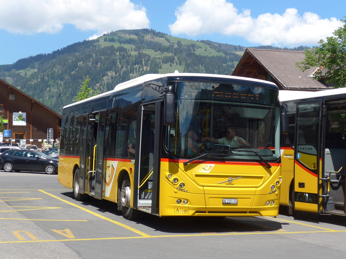 (180'781) - Kbli, Gstaad - BE 235'726 - Volvo am 26. Mai 2017 beim Bahnhof Gstaad