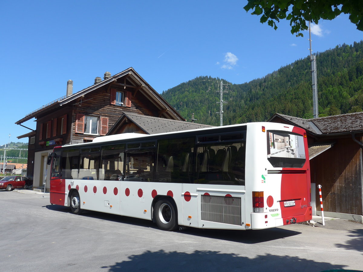 (180'796) - TPF Fribourg - Nr. 9/FR 300'316 - Volvo am 26. Mai 2017 beim Bahnhof Boltigen
