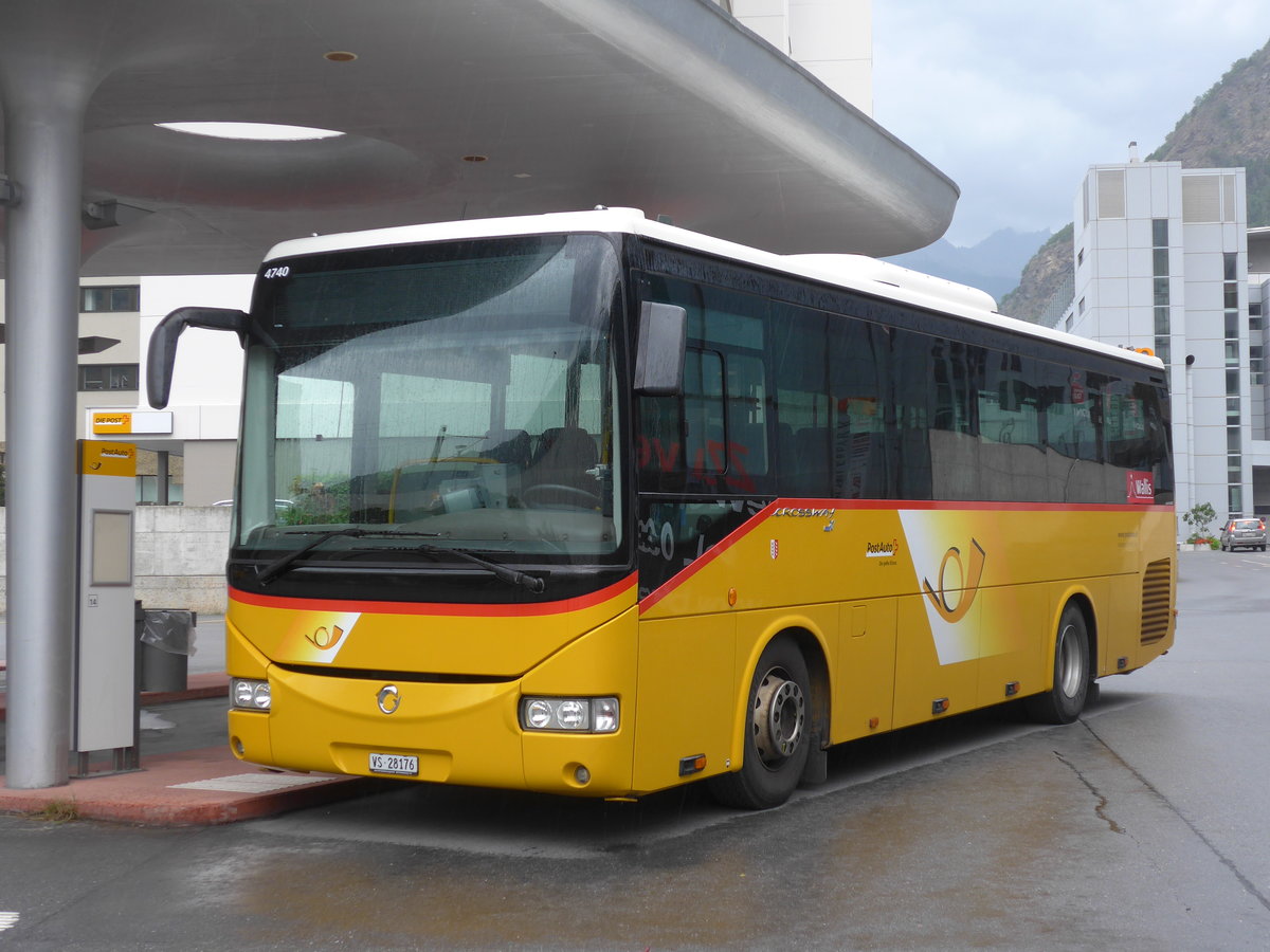 (181'872) - Autotour, Visp - VS 28'176 - Irisbus am 9. Juli 2017 beim Bahnhof Visp