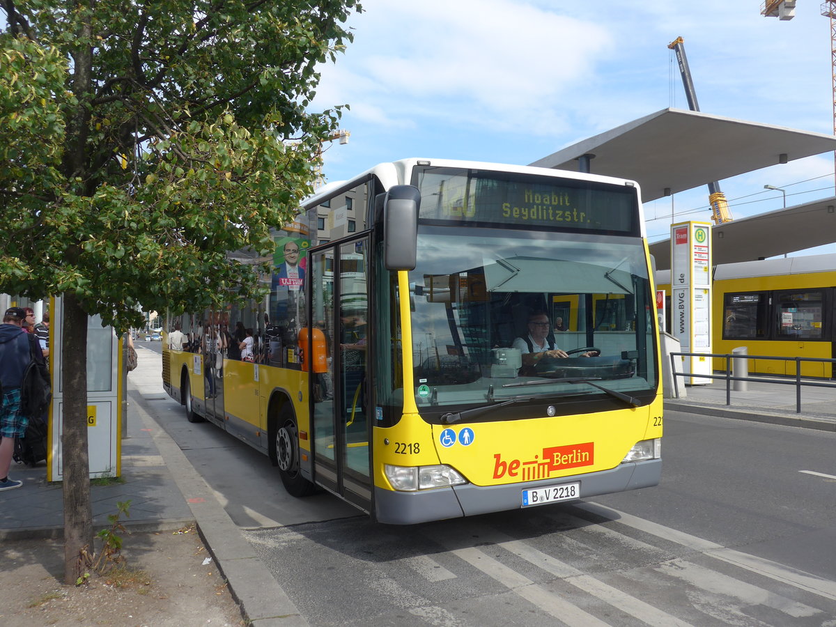 (183'363) - BVG Berlin - Nr. 2218/B-V 2218 - Mercedes am 10. August 2017 beim Hauptbahnhof Berlin