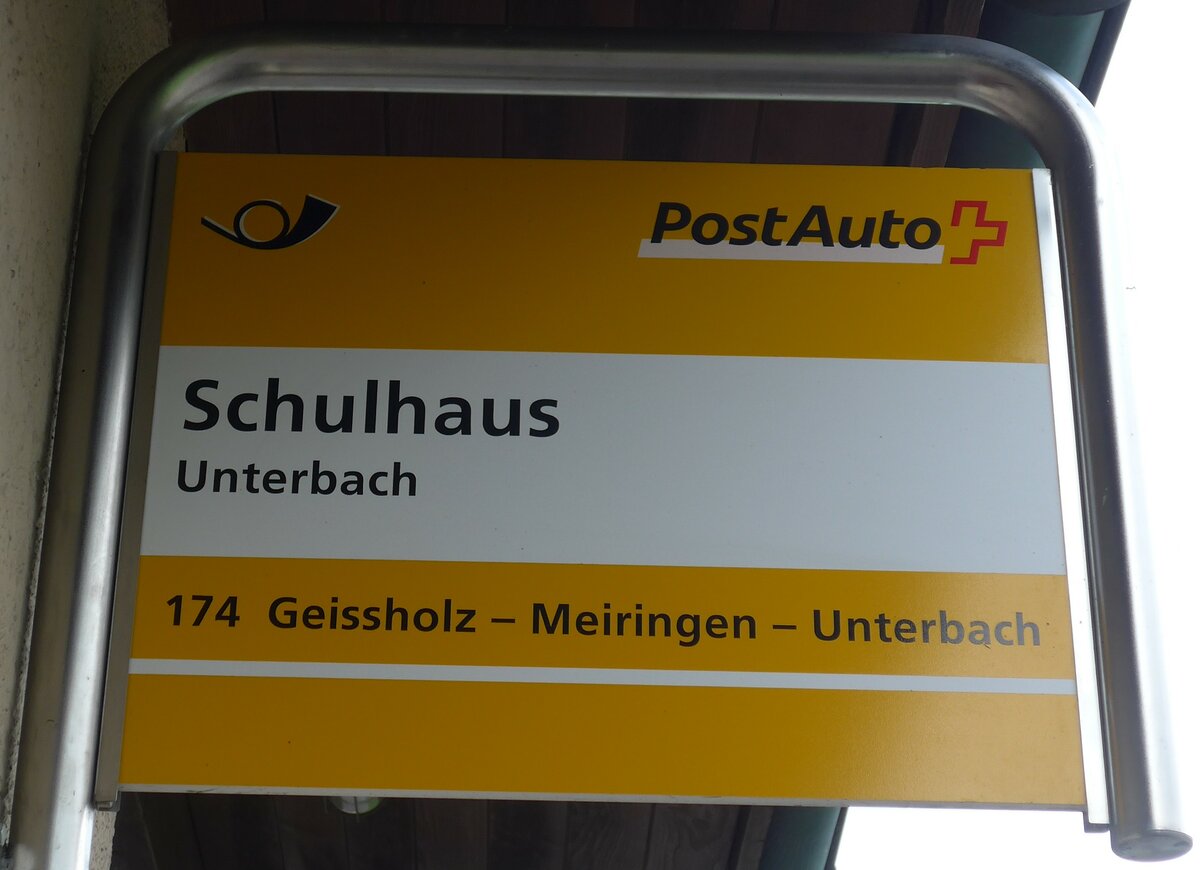 (183'536) - PostAuto-Haltestellenschild - Unterbach, Schulhaus - am 19. August 2017