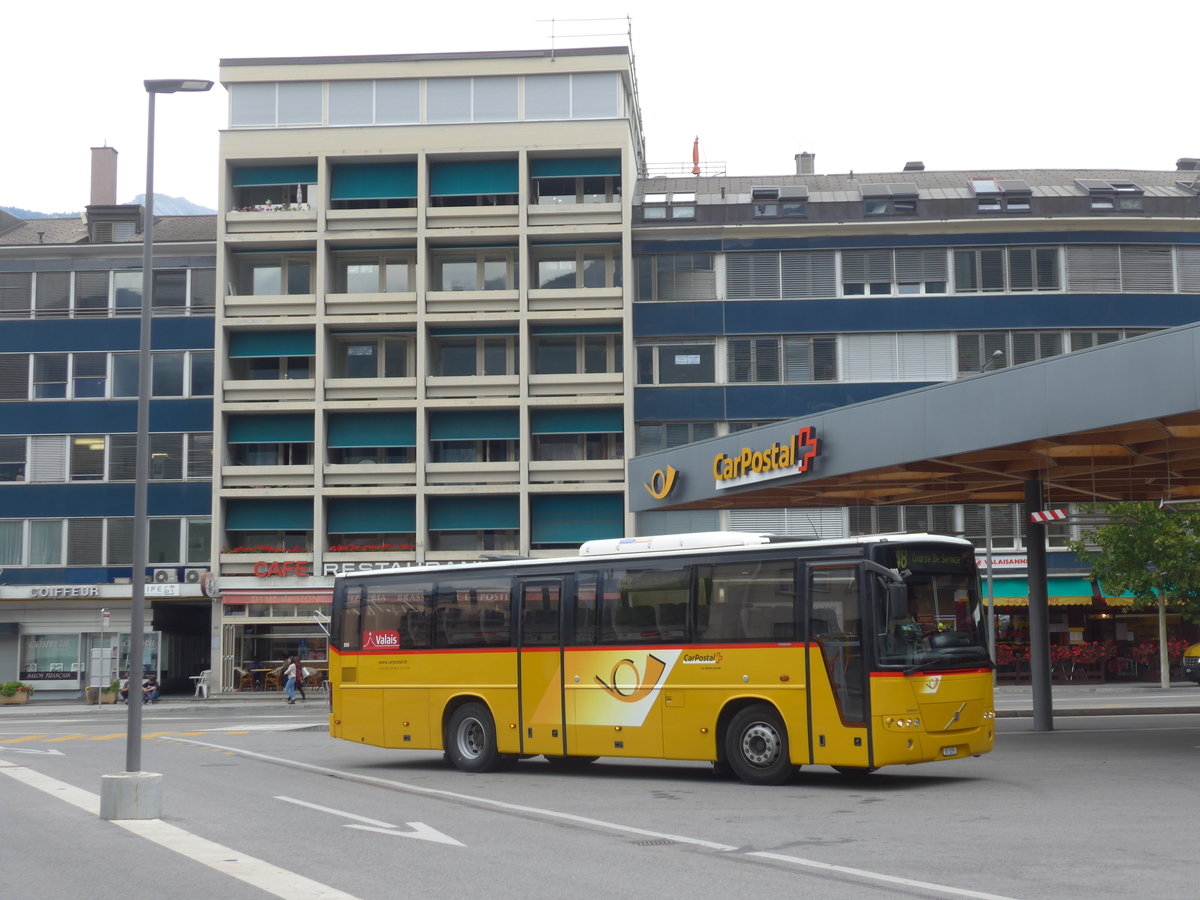 (184'069) - Evquoz, Erde - VS 3291 - Volvo am 24. August 2017 beim Bahnhof Sion