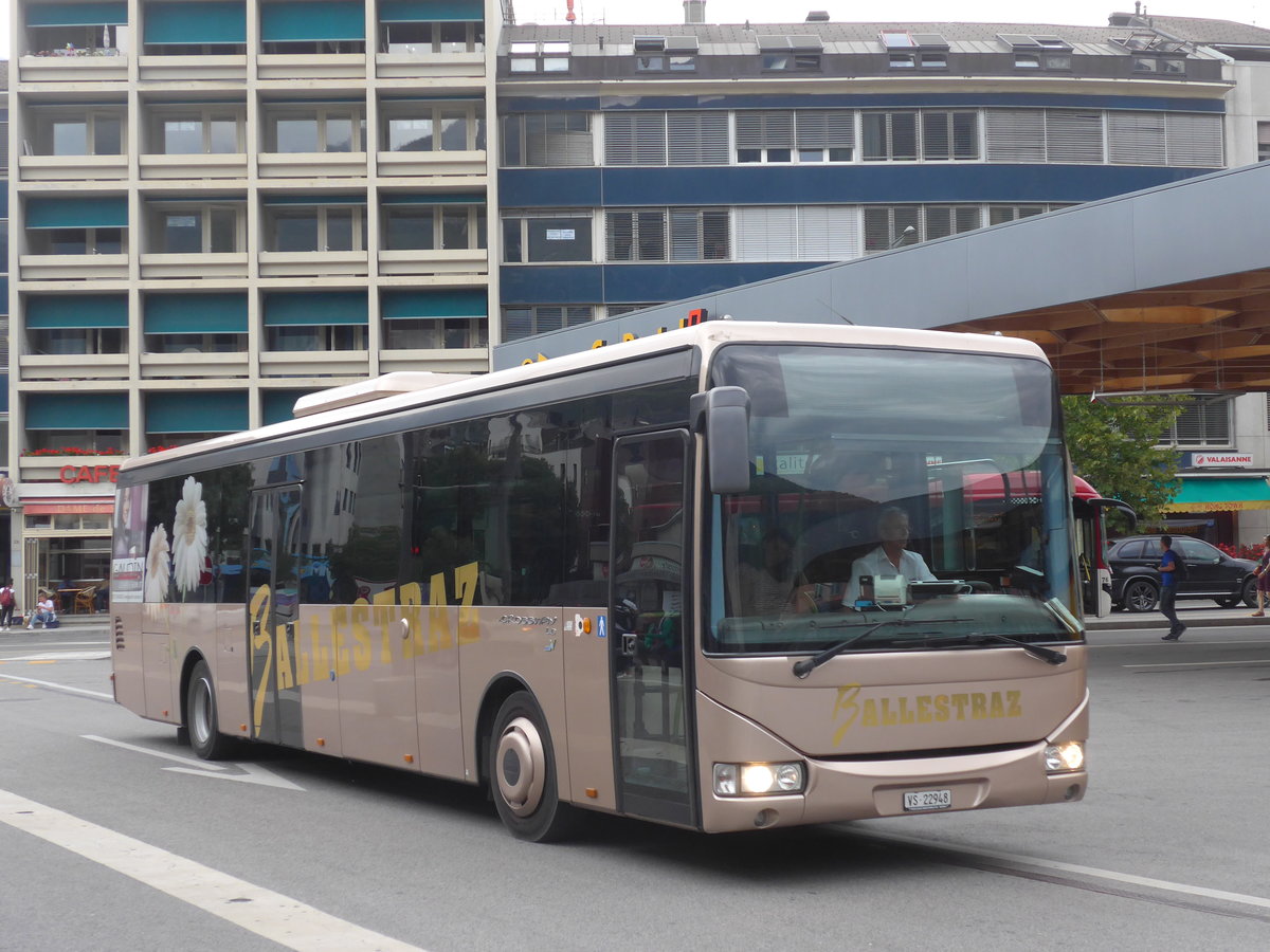 (184'074) - Ballestraz, Grne - VS 22'948 - Irisbus am 24. August 2017 beim Bahnhof Sion