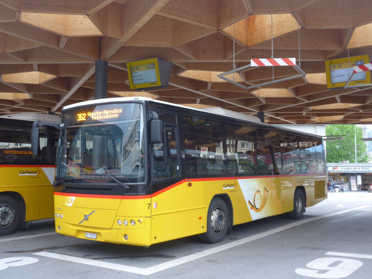 (184'076) - Lathion, Sion - Nr. 7/VS 75'178 - Volvo am 24. August 2017 beim Bahnhof Sion 