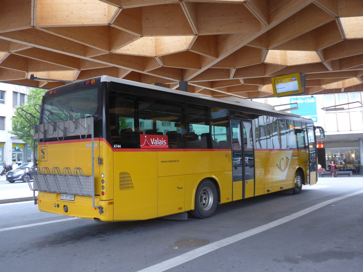 (184'086) - PostAuto Wallis - Nr. 4/VS 355'166 - Irisbus am 24. August 2017 beim Bahnhof Sion