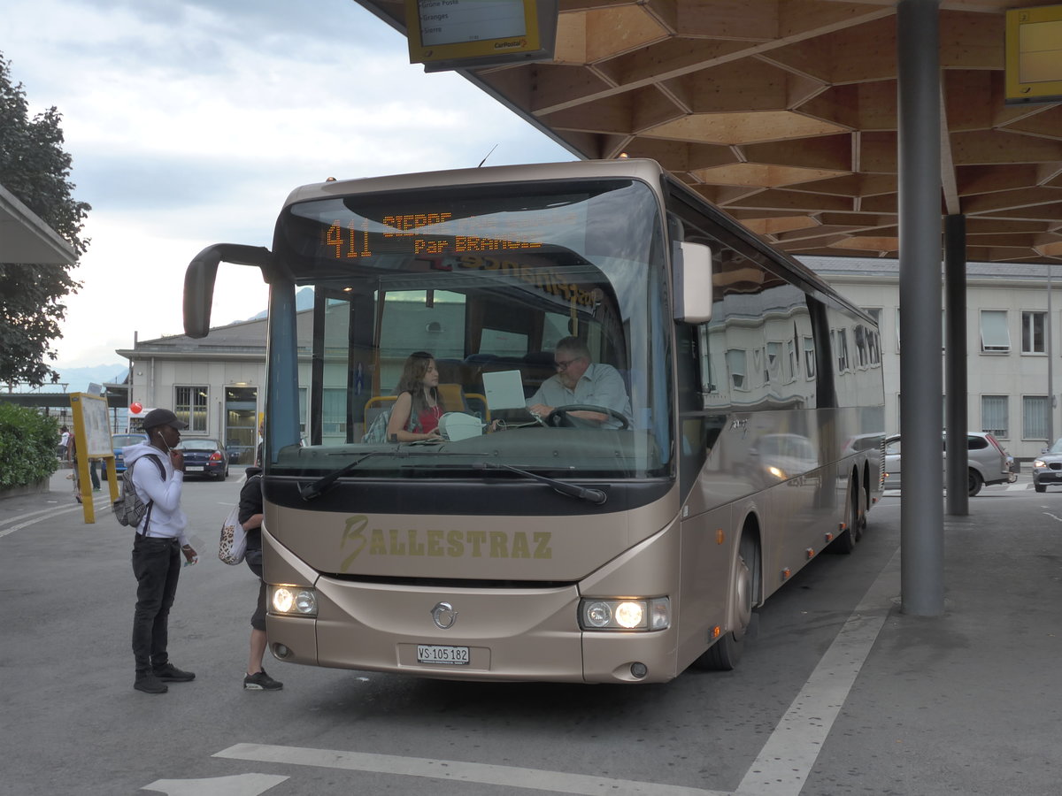 (184'088) - Ballestraz, Grne - VS 105'182 - Irisbus am 24. August 2017 beim Bahnhof Sion
