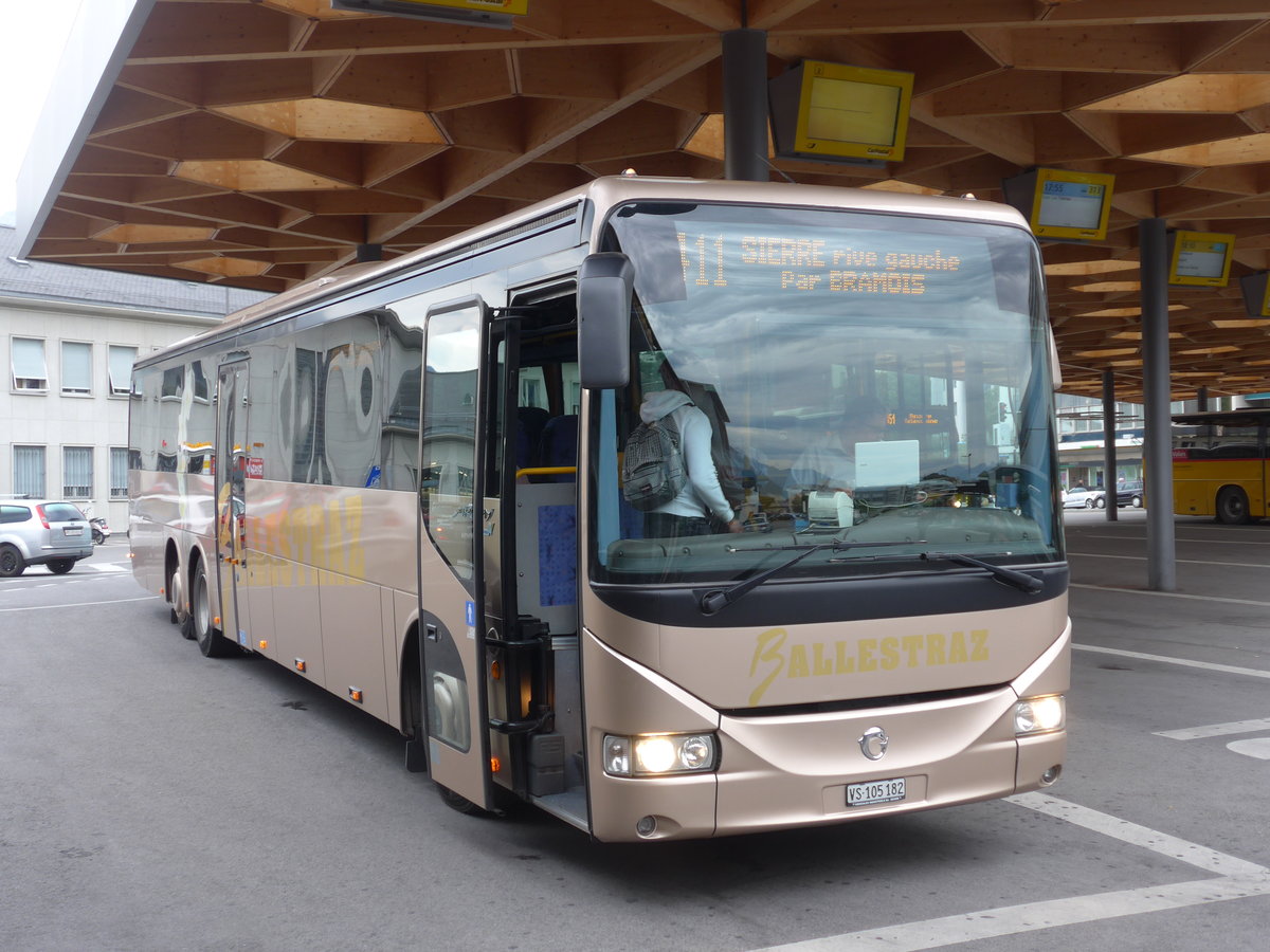 (184'089) - Ballestraz, Grne - VS 105'182 - Irisbus am 24. August 2017 beim Bahnhof Sion