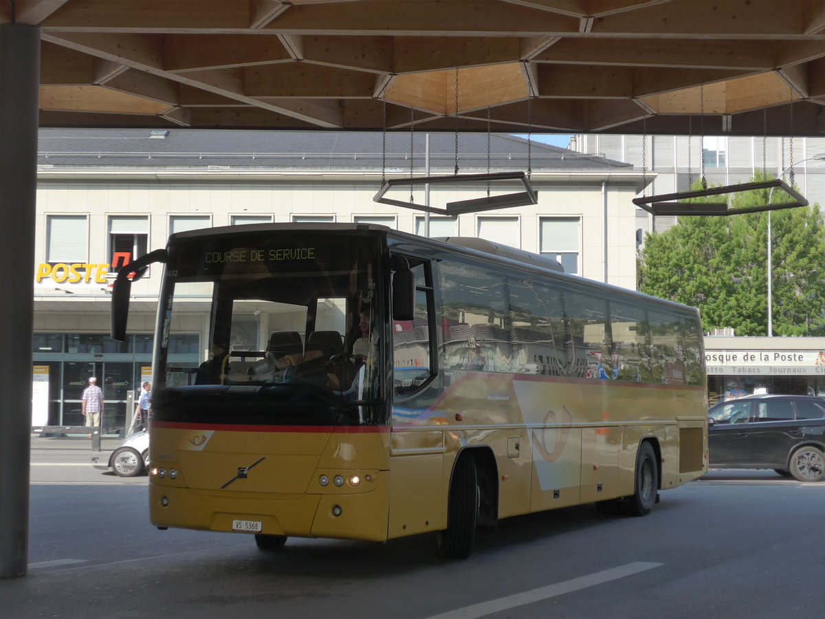 (184'134) - Lathion, Sion - Nr. 14/VS 5368 - Volvo am 25. August 2017 beim Bahnhof Sion