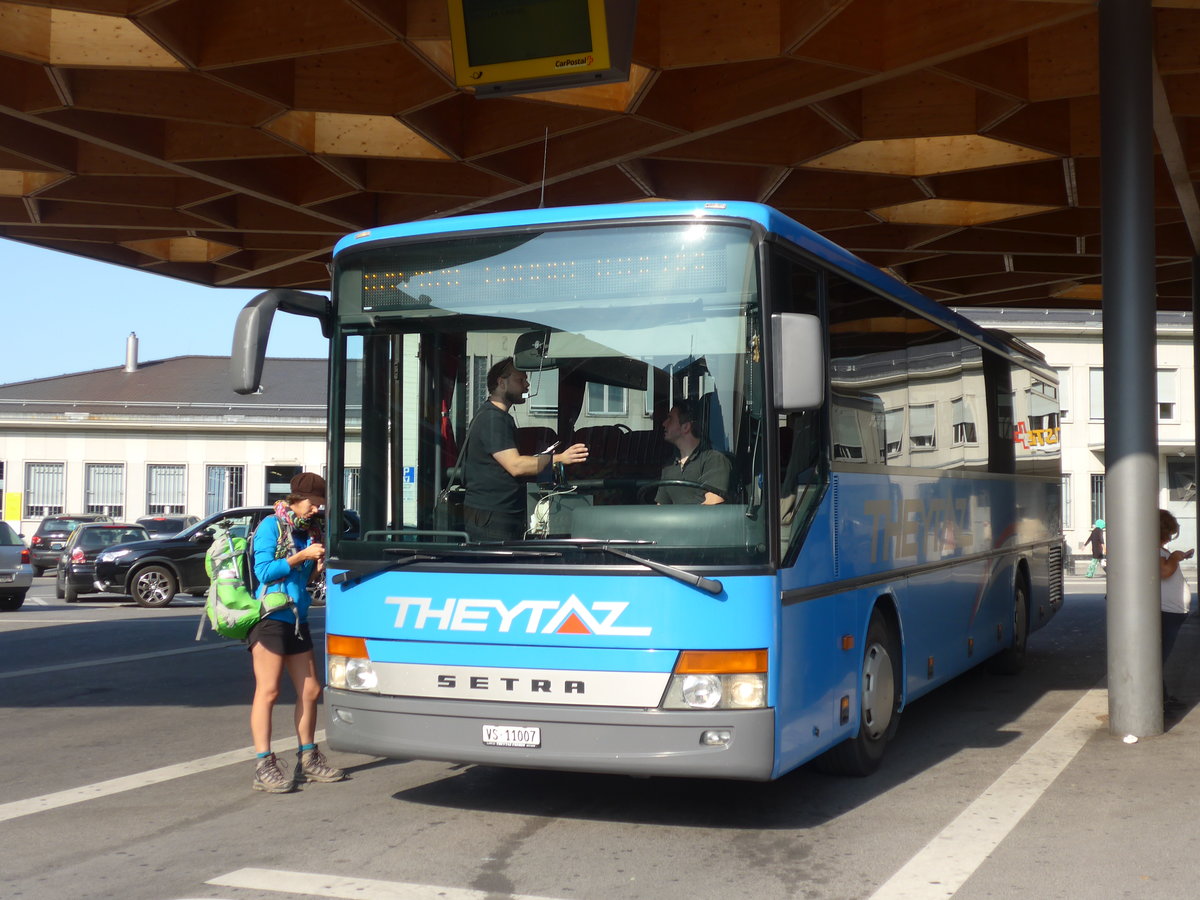 (184'136) - Theytaz, Sion - VS 11'007 - Setra am 25. August 2017 beim Bahnhof Sion