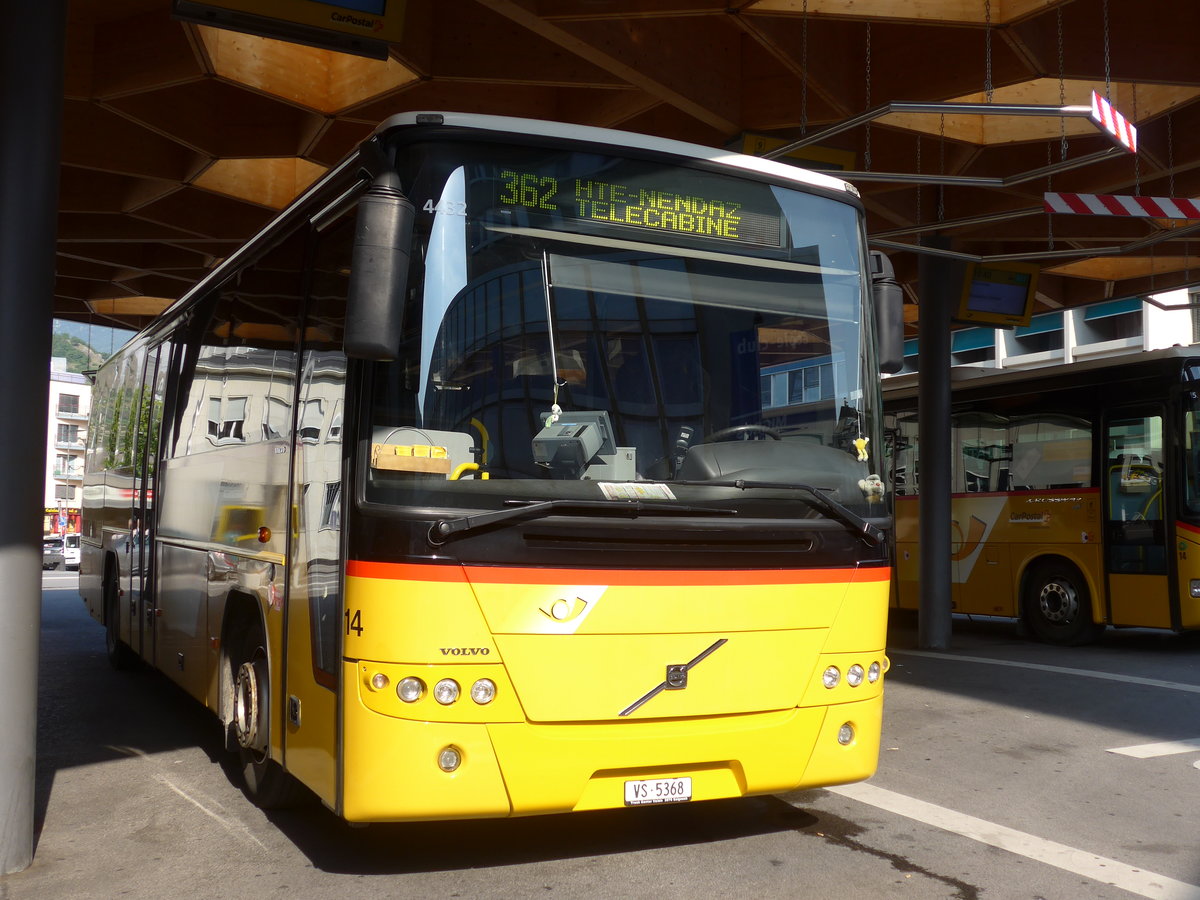 (184'146) - Lathion, Sion - Nr. 14/VS 5368 - Volvo am 25. August 2017 beim Bahnhof Sion