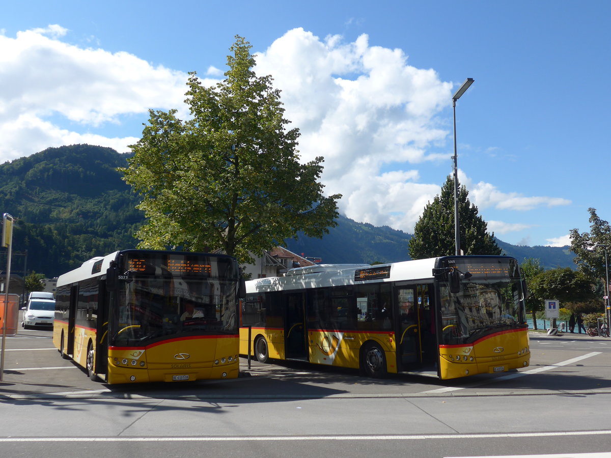 (184'542) - PostAuto Bern - BE 610'538 + BE 610'536 - Solaris am 3. September 2017 beim Bahnhof Interlaken West