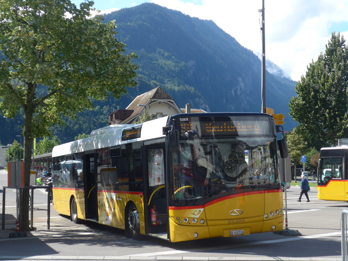 (184'543) - PostAuto Bern - BE 610'536 - Solaris am 3. September 2017 beim Bahnhof Interlaken West