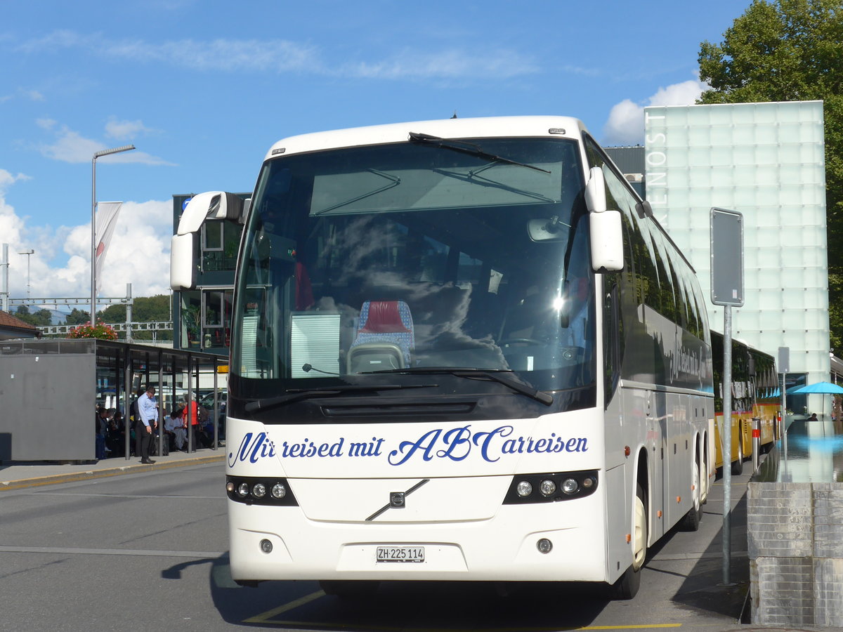 (184'639) - ABCarreisen, Regensdorf - ZH 225'114 - Volvo am 3. September 2017 beim Bahnhof Interlaken Ost