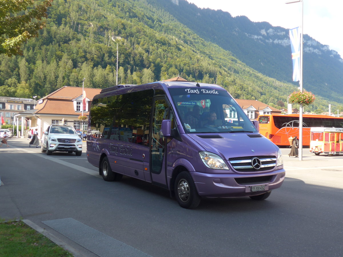 (184'643) - Taxi Etoile, Bulle - FR 300'452 - Mercedes/UNVI am 3. September 2017 beim Bahnhof Interlaken Ost