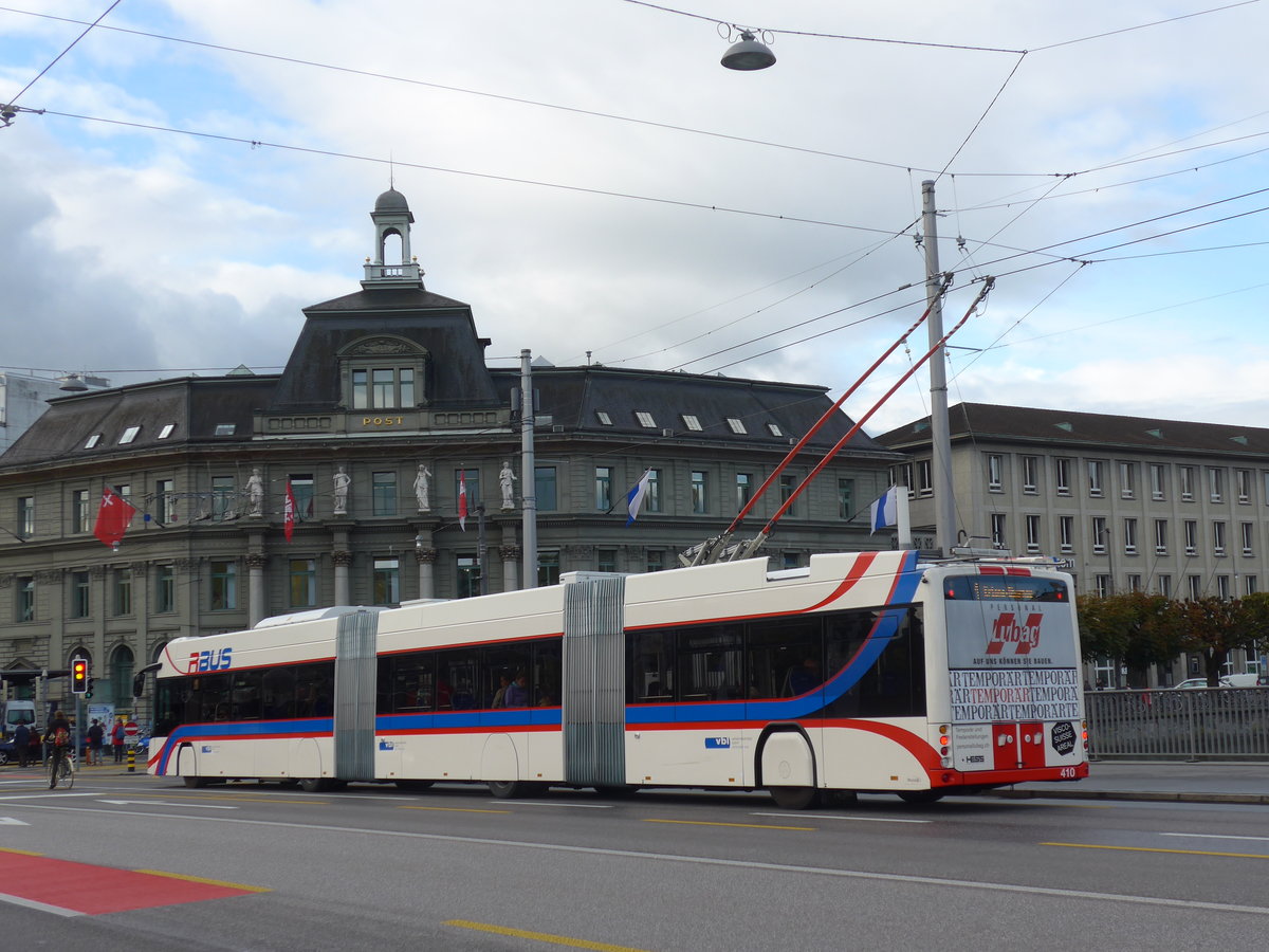 (185'130) - VBL Luzern - Nr. 410 - Hess/Hess Doppelgelenktrolleybus am 18. September 2017 in Luzern, Bahnhofbrcke