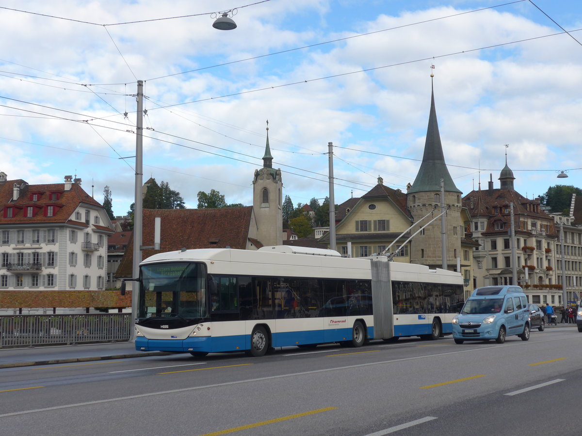 (185'131) - VBL Luzern - Nr. 212 - Hess/Hess Gelenktrolleybus am 18. September 2017 in Luzern, Bahnhofbrcke