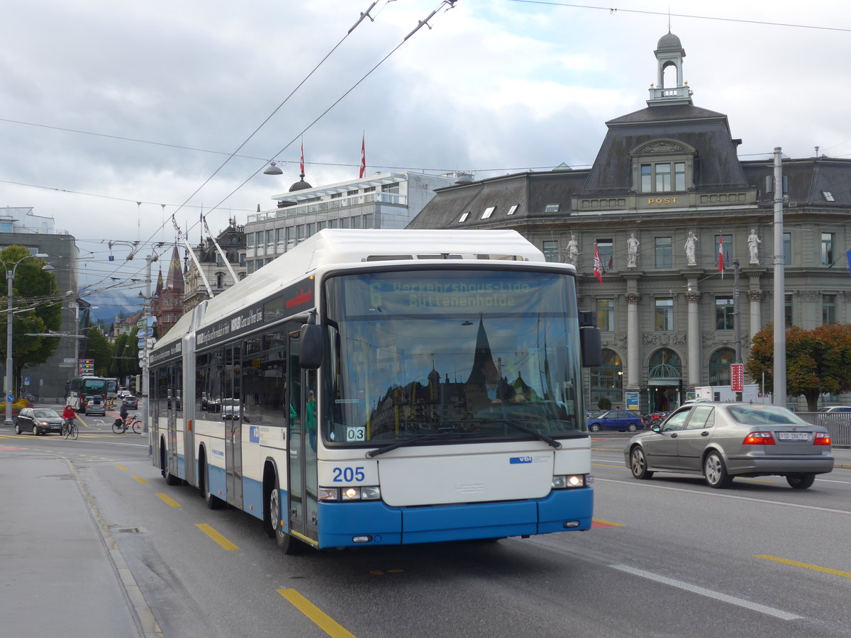 (185'135) - VBL Luzern - Nr. 205 - Hess/Hess Gelenktrolleybus am 18. September 2017 in Luzern, Bahnhofbrcke