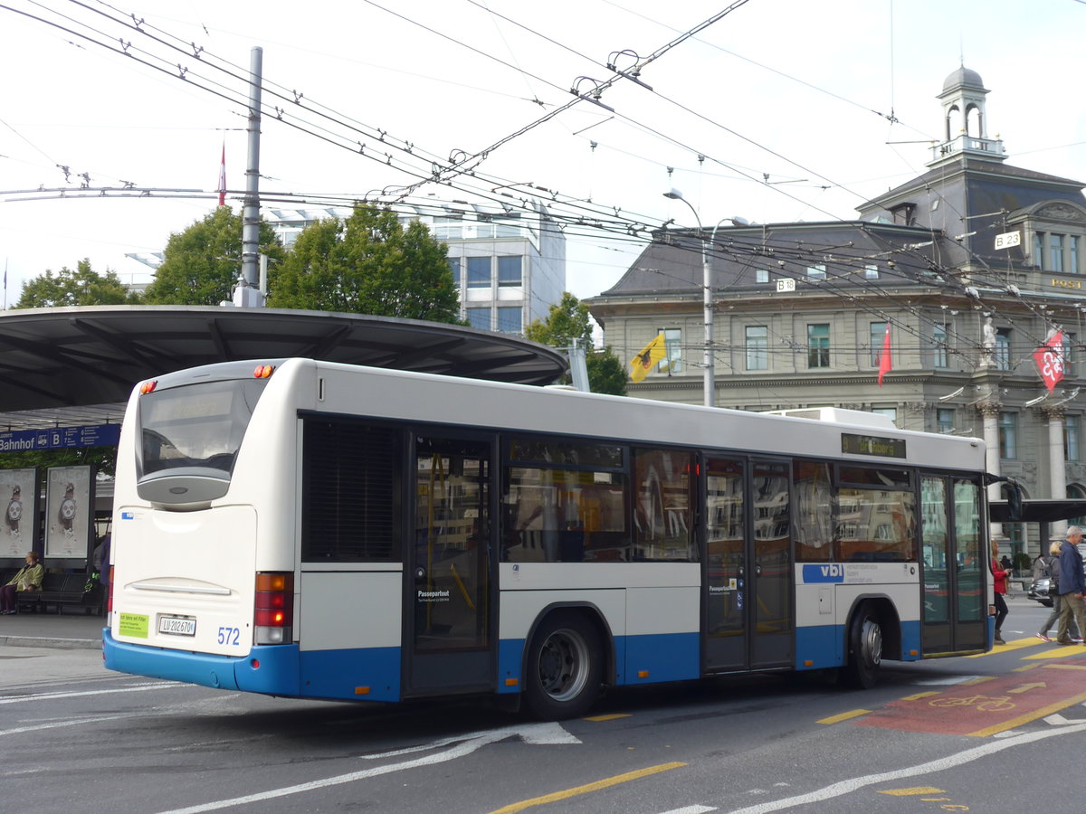 (185'167) - VBL Luzern - Nr. 572/LU 202'670 - Scania/Hess am 18. September 2017 beim Bahnhof Luzern