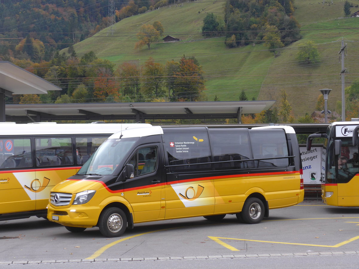 (185'748) - PostAuto Graubnden - GR 102'501 - Mercedes/Tomassini am 2. Oktober 2017 beim Bahnhof Reichenbach