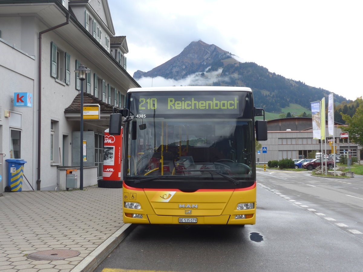 (185'765) - PostAuto Bern - BE 535'079 - MAN/Gppel (ex Nr. 217; ex RBS Worblaufen Nr. 217) am 8. Oktober 2017 beim Bahnhof Frutigen